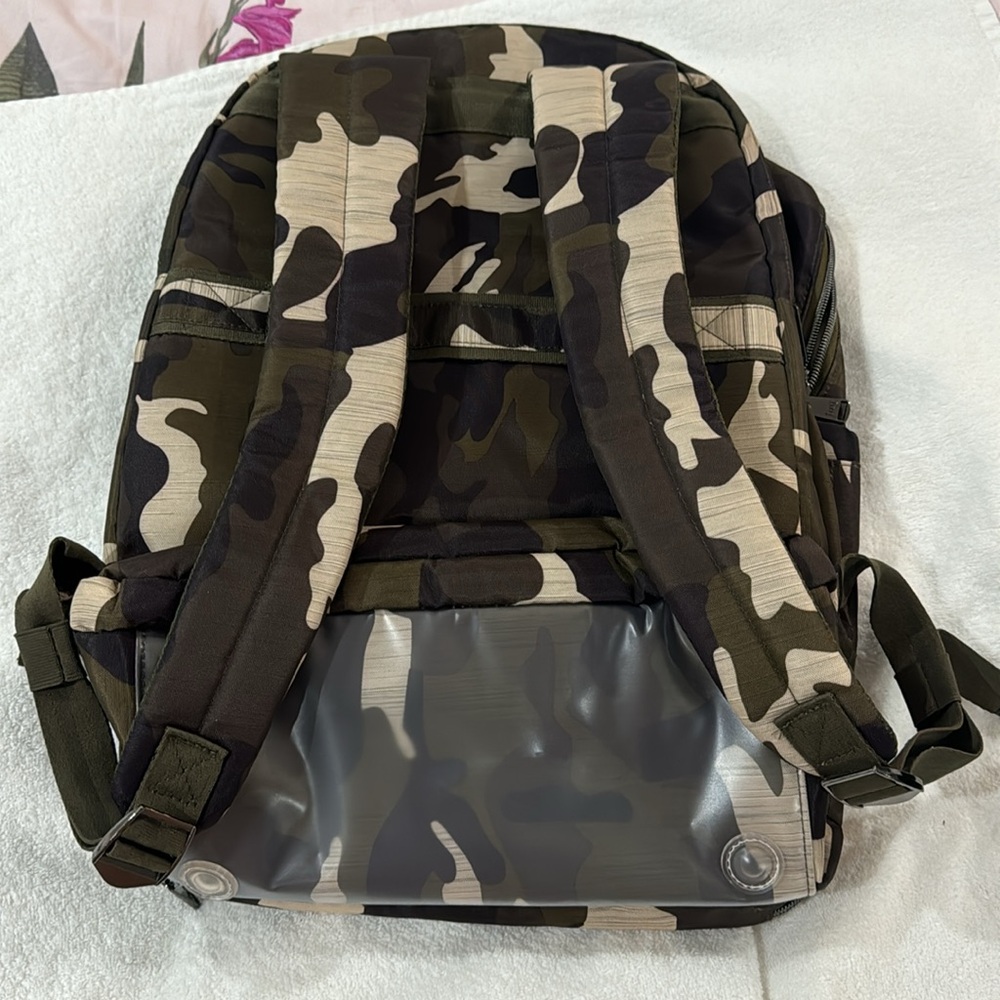RARE COLOR NWOT Lug Puddle jumper backpack in Camo Green - Picture 5 of 5